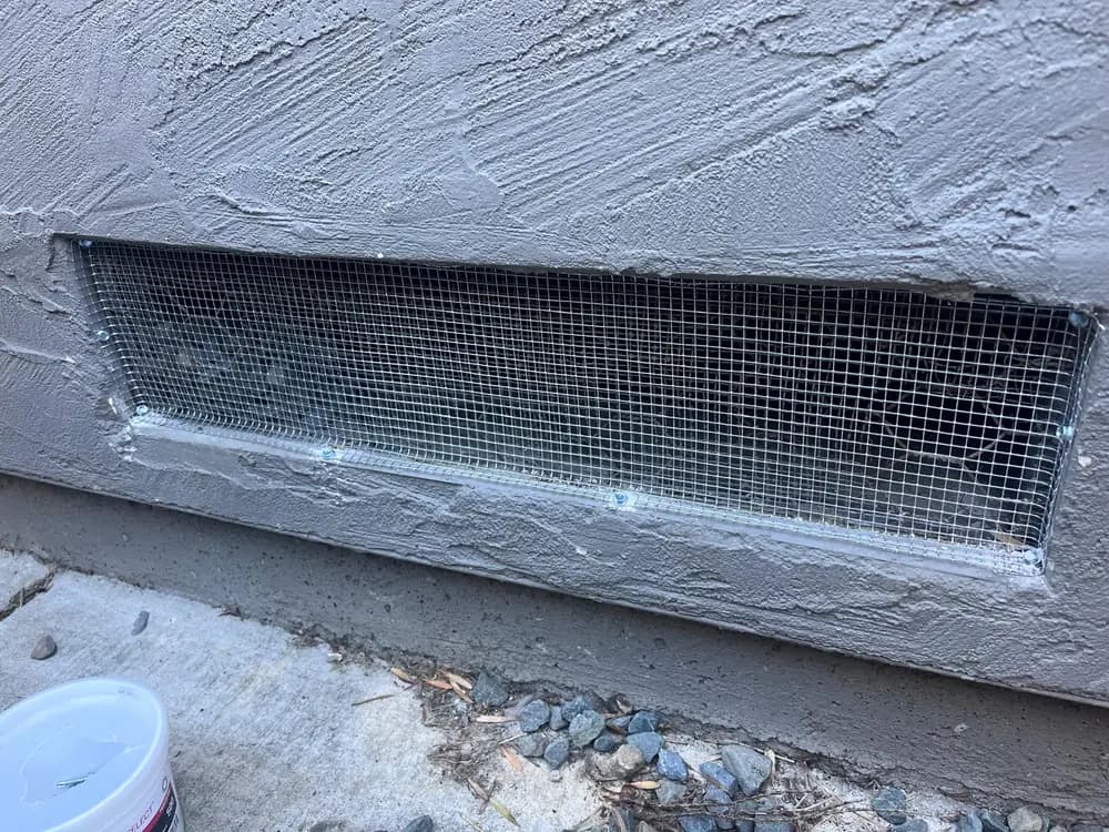 Rejilla de cimentación larga con malla galvanizada instalada y sellada en todo su perímetro.